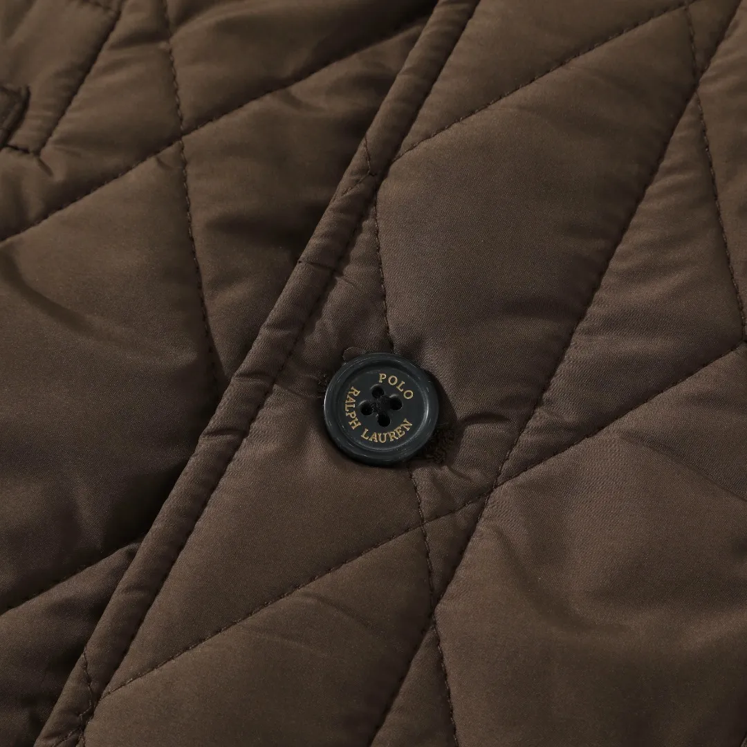 P370 #R50 Ralph Lauren/Ralph Lauren classic old money style workwear rhombus retro cotton jacket. Inspired by retro workwear, it reshapes the contemporary British style. Imported machine-pressed diamond quilting technology, every quilting line is accurately aligned, and the details are full of ingenuity; three-dimensional tailoring creates a neat H-shaped silhouette, and it can still remain light and straight when worn in multiple layers in autumn and winter. Customized metal buttons, low-key embellished textured corduroy lapel design, full of retro atmosphere, 37.5° temperature control black technology, breathable and moisture-proof, locks in temperature and sweat, waterproof and snow-proof fabric, no fear of bad weather, anti-run cotton patented technology, warm and soft, long-wearing without deformation, five high-end colors: navy | khaki | black | green | brown, easily suitable for commuting, leisure, and travel. Wearing one piece gives off a calm temperament of "old money style", and you can have both style and warmth in low-temperature weather.  Color: Navy blue, black, khaki, military green, brown Size: S M L